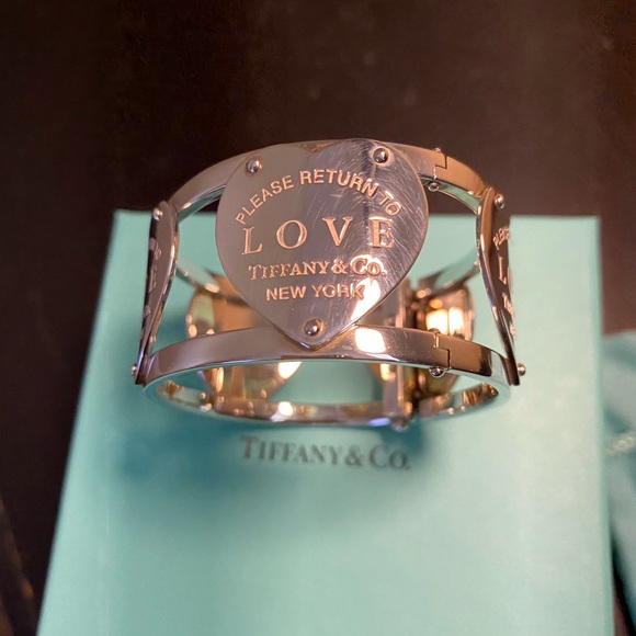 🆕 Tiffany & Company Love Wide Hinged Cuff. - Picture 4 of 6